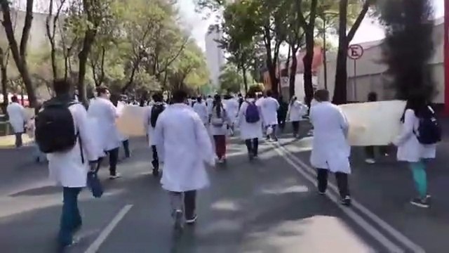 Médicos se manifiestan en CDMX por la falta de pago de su aguinaldo