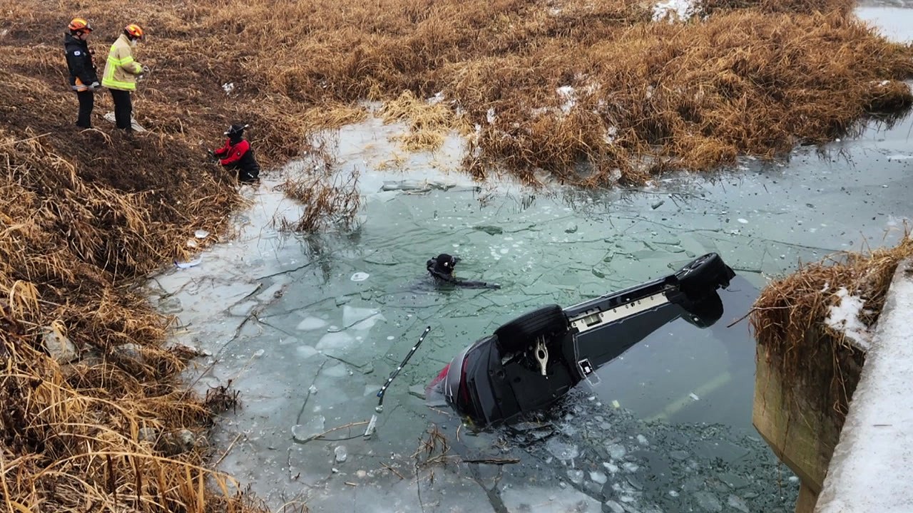 충남 논산에서 눈길에 미끄러진 택시 다리 아래로 추락...1명 숨져 / YTN