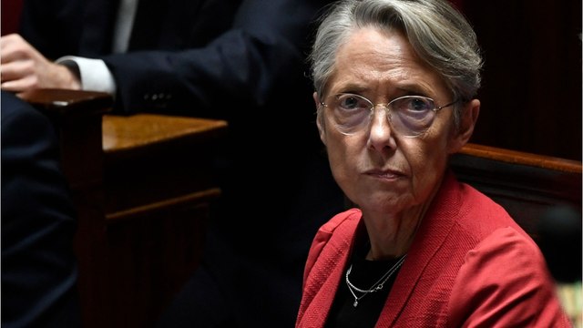 VOICI : Élisabeth Borne : ce cadeau improbable que lui ont offert les ministres pour Noël (1)