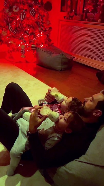 Σάκης Τανιμανίδης: Το νέο τρυφερό στιγμιότυπο με τις δίδυμες κόρες του ξετρέλανε τα social media