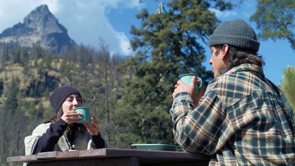 Sepasang - muda - mudi - minum - kopi - diluar - rumah -mixkit-couple-drinking-coffee-outdoors-43173-medium