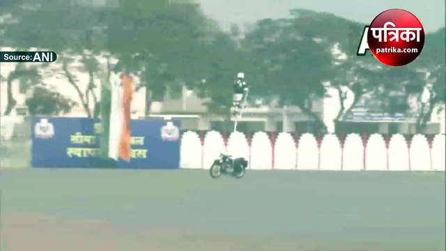 Video: साढ़े 5 घंटे पोल पर खड़े होकर चलाई बुलेट, BSF के कैप्टन ने रचा वर्ल्ड रिकॉर्ड