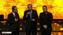 Cumhurbaşkanı Erdoğan, uzun süredir dargın olan Ömür Akkor ve Yunus Emre Akkor kardeşleri barıştırdı