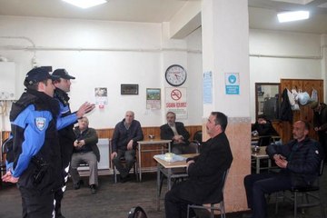 Polisler dolandırıcılık olaylarına karşı kahvehaneleri gezerek vatandaşları uyardı