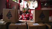 Los Papás Noel de Río dan... pero también reciben regalos en Navidad