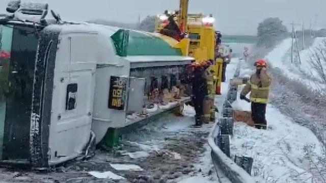 전북, 폭설·눈길에 크고 작은 교통사고 잇따라 / YTN