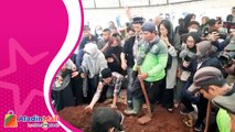 Suasana Pemakaman Mendiang Aminah Cendrakasih di TPU Karet Bivak, Penuh Haru