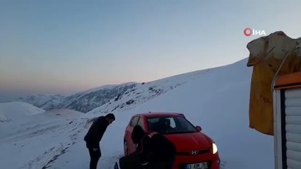 Yoğun sis ve buzlanma nedeniyle mahsur kalan 4 kişi kurtarıldı