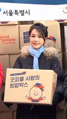 박스 든 김건희 여사, 추위 속 쪽방촌 찾았다…"온기 스며들길"