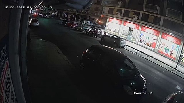 Palermo, si schianta sulle auto in sosta in via Malaspina