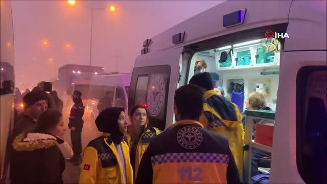 İşçi servisi tıra çarptı: 12 işçi yaralı