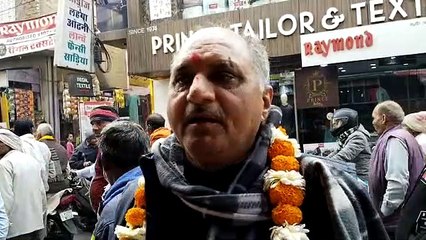 अनूठा अंदाज...40 साल से परेशान महिलाओं ने की दंडवत परिक्रमा