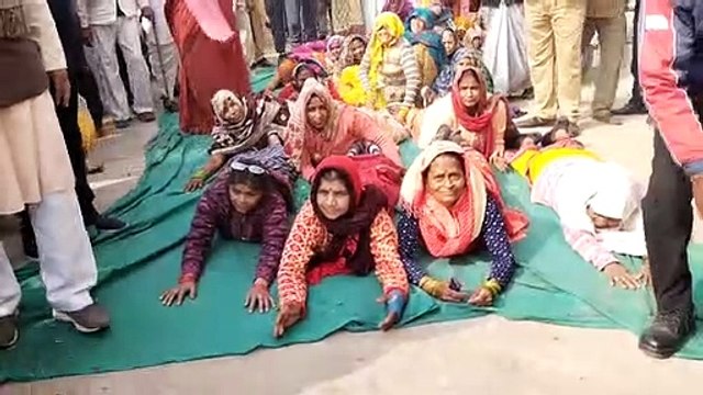 अनूठा अंदाज...40 साल से परेशान महिलाओं ने की दंडवत परिक्रमा