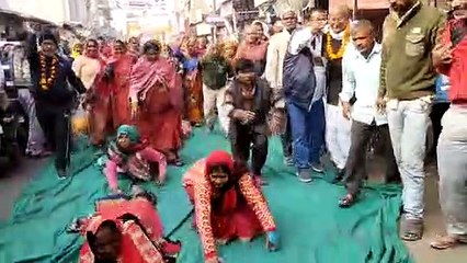 अनूठा अंदाज...40 साल से परेशान महिलाओं ने की दंडवत परिक्रमा