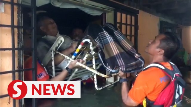 Stranded senior citizen rescued from flooded home in Kelantan
