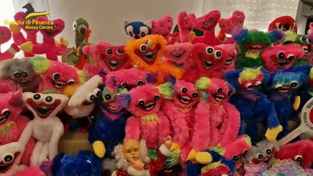 Massa Carrara, la Gdf sequestra 550 articoli natalizi pericolosi