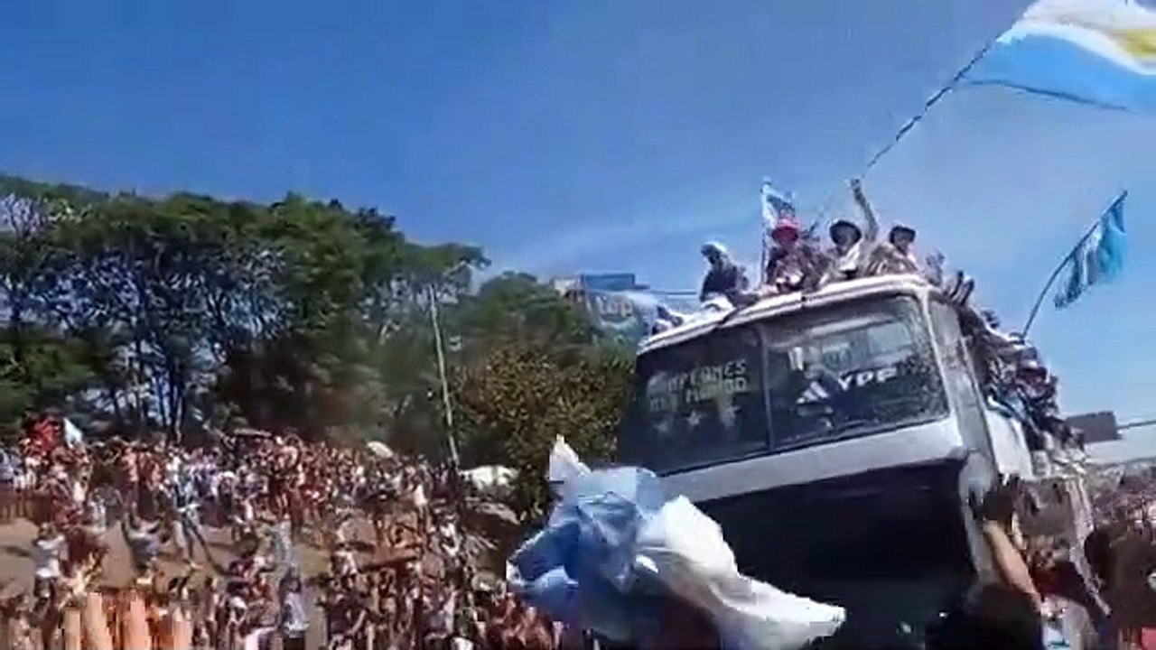 Un supporteur vaut sauter dans le bus des joueurs argentins depuis un pont et se rate