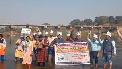 बुरहानपुर: संविदा कर्मियों का अनोखा प्रदर्शन, जल सत्याग्रह कर जताया विरोध