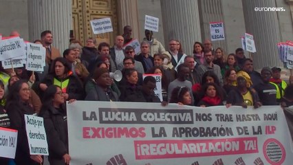 Télécharger la video: Cientos de organizaciones presentan en España 700.000 firmas para regularizar inmigrantes