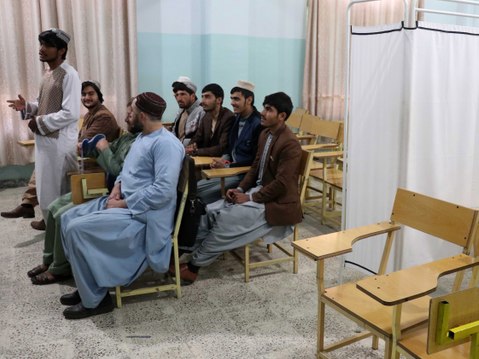 El Gobierno talibán expulsa a las mujeres de las universidades y les priva de la educación superior