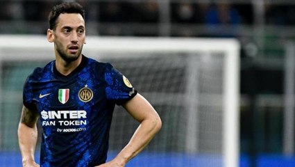 Futbolcu Hakan Çalhanoğlu, "Aşığım" diyerek Inter'de kendisine uygulanan yasağa tepki gösterdi