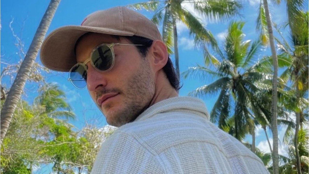 GALA VIDÉO – PHOTO – Pierre Niney torse nu : son Noël paradisiaque affole les internautes !