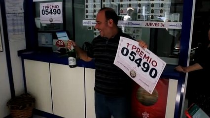 Celebración en la avenida de la Trinidad 30 por el Gordo de Navidad