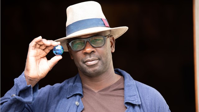 VOICI - Lilian Thuram fier de son fils Marcus : l'ex-footballeur présente sa plus belle médaille