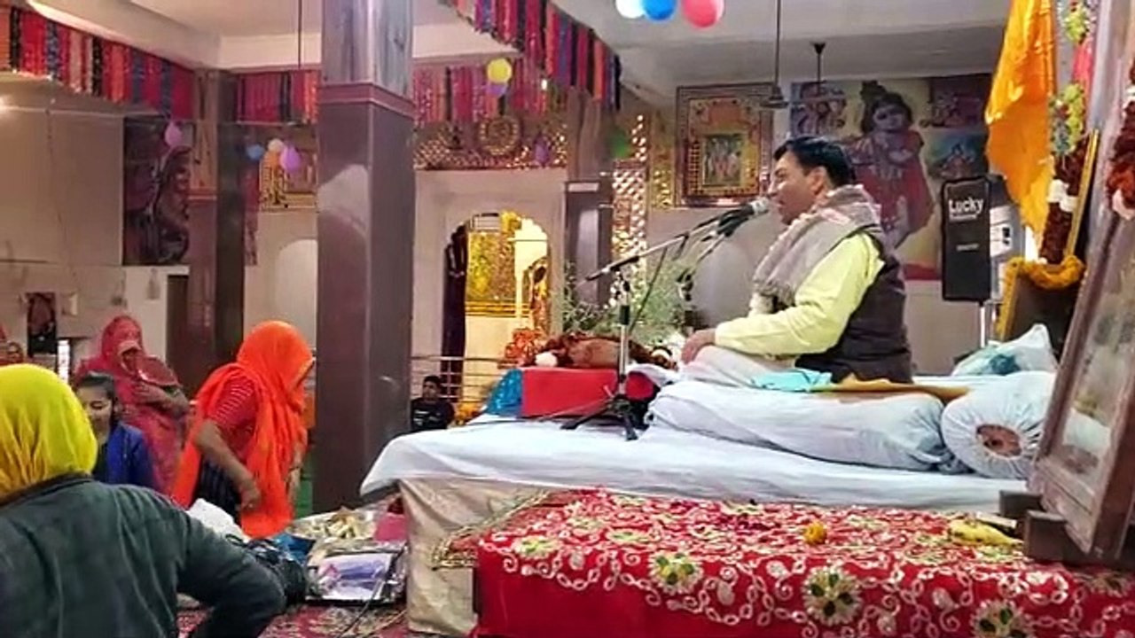 बांके बिहारी मंदिर में भक्ति गीतों पर झूमे श्रद्धालु