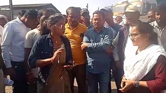 नई सड़क अधूरी, पुरानी चलने के लायक नहीं, नाराज लोगों ने किया चक्काजाम