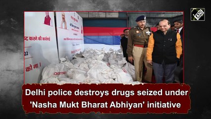 Video herunterladen: Delhi police destroys seized drugs worth Rs 1,513 crore