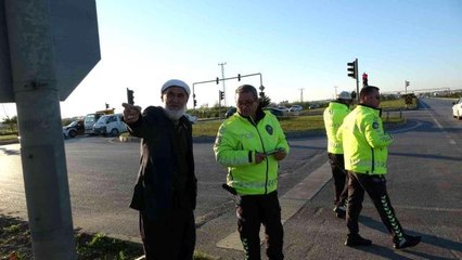 Önündeki araç kırmızı ışıkta durunca otomobiliyle kaldırıma çarptı: 2 yaralı