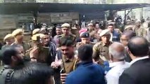 वकीलों ने तोड़ा पुलिस का सुरक्षा घेरा : बेशर्म एसोसिएट प्रोफेसर को जड़ा थप्पड़, मारपीट की