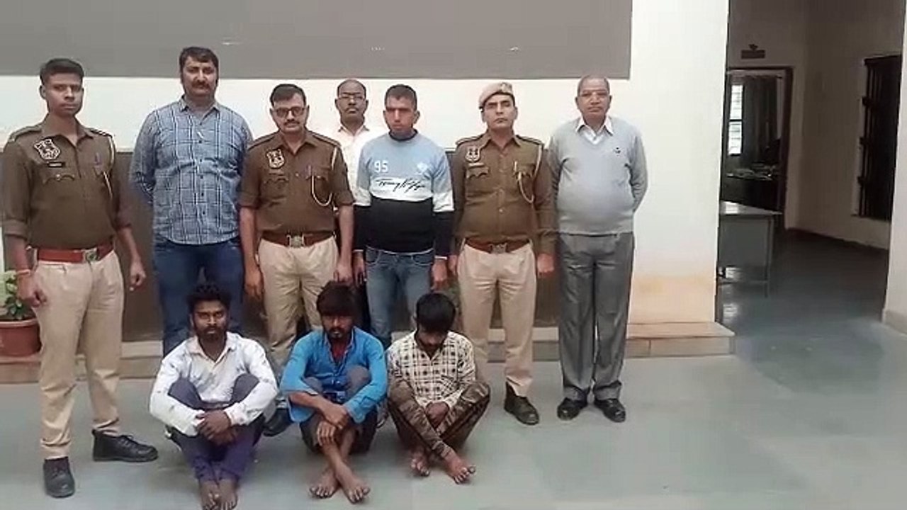 मोबाइल शोरूम में चोरी करने वाले तीन गिरफ्तार