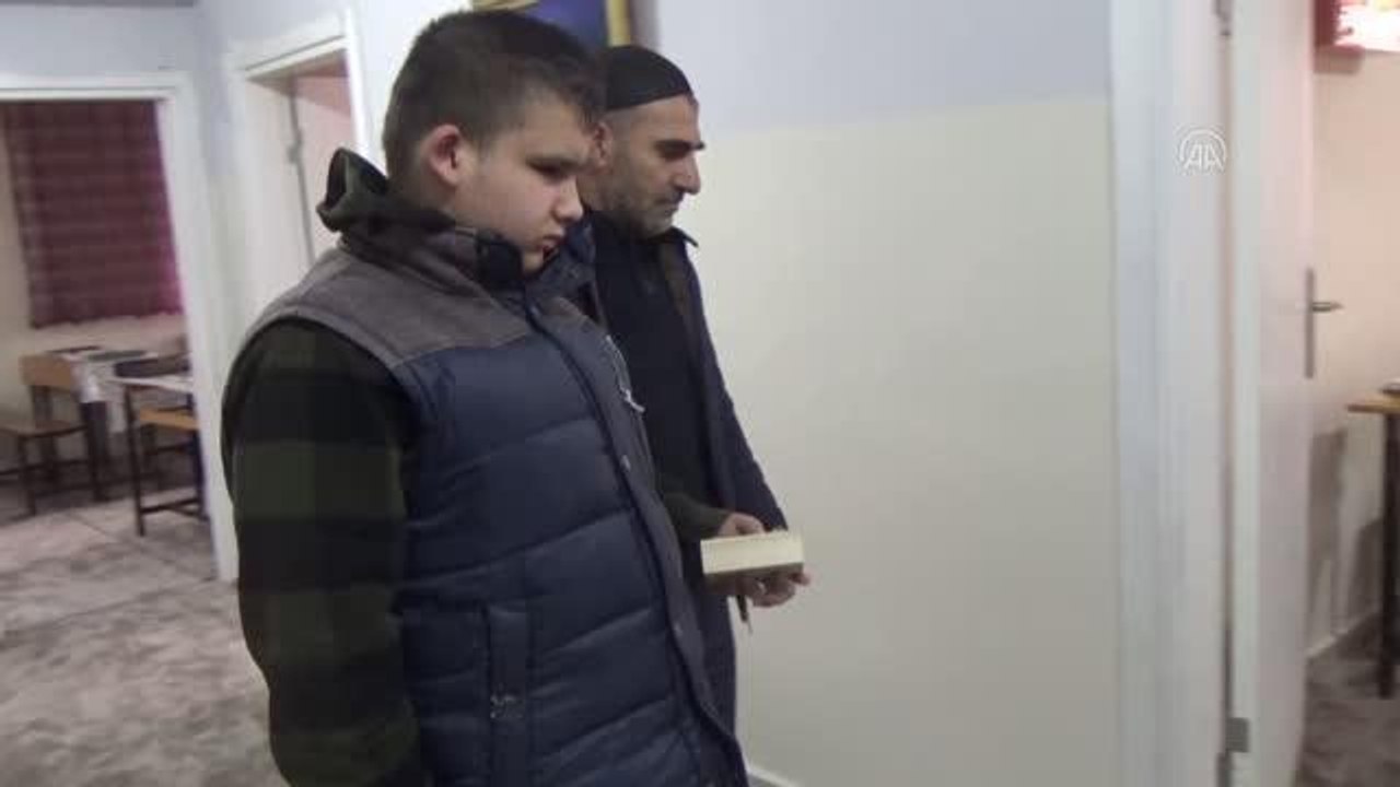 Görme engelliler Braille alfabesiyle Kur'an-ı Kerim öğreniyor