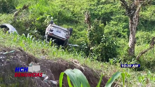 Llantas arriba y en una hondonada, terminó vehículo en la CA-5, Santa Cruz de Yojoa