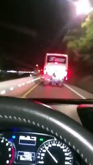 Retan a la muerte: jóvenes en bicicleta se agarran de bus que viaja a alta velocidad