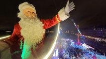 Aux Tuileries à Paris, un Père Noël volant fait le bonheur des enfants