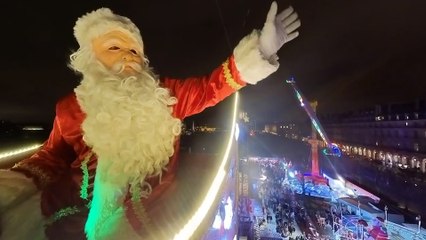 Aux Tuileries à Paris, un Père Noël volant fait le bonheur des enfants