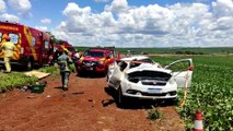 Carro fica destruído após capotar na rodovia BR-467, em Cascavel