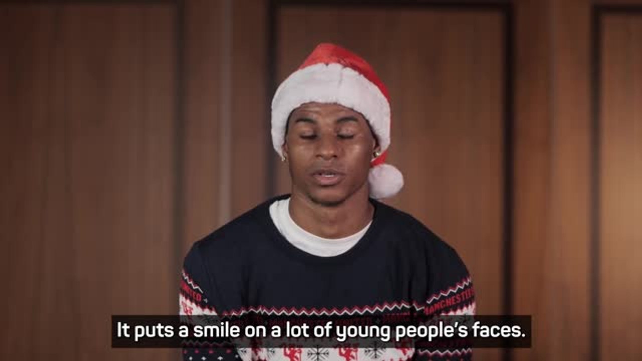 Manchester United spread Christmas joy at local children's hospital ...
