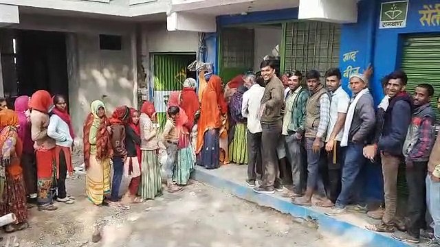 यूरिया का संकट, अब महिलाओं की भी लग रही कतार