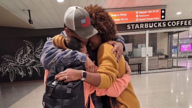 Dad Who Didn't Change Phone Number For 20 Years Reunites With Daughters Who Found Him | Happily TV