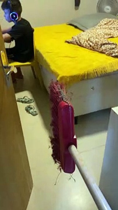 Brother Pranked With a Gecko