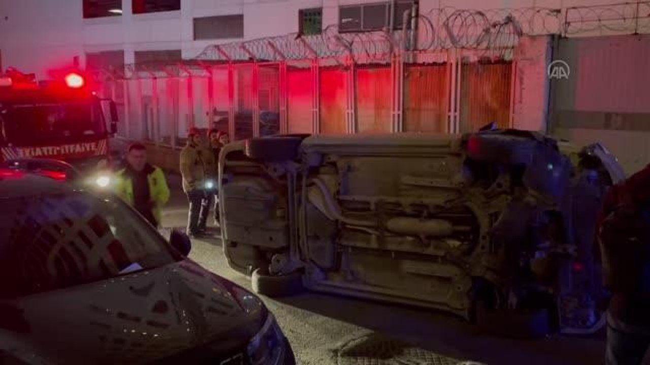 Şişli'de park halindeki araca çarparak devrilen otomobilin sürücüsü yaralandı