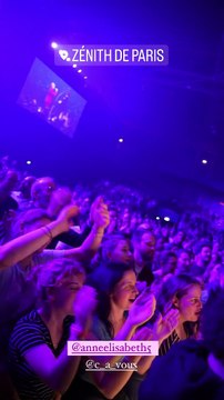 Anne-Élisabeth Lemoine sur scène au concert de Matthieu Chedid le 21 décembre 2022 au Zénith de Paris.