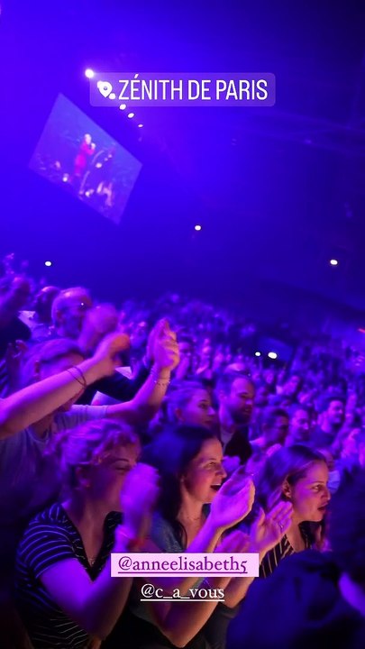 Anne-Élisabeth Lemoine sur scène au concert de Matthieu Chedid le 21 décembre 2022 au Zénith de Paris.