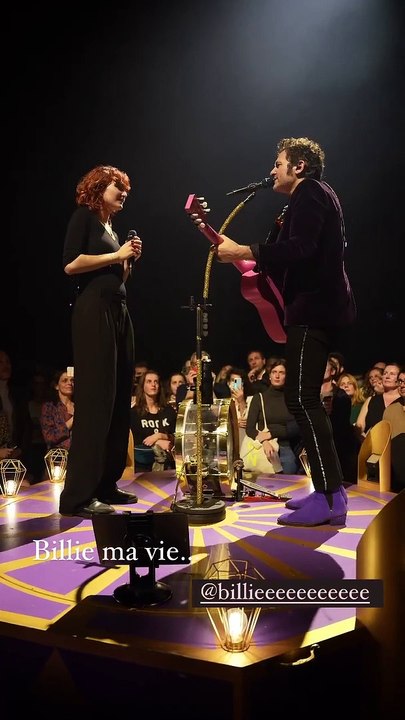 Billie Chedid sur scène au concert de Matthieu Chedid le 21 décembre 2022 au Zénith de Paris.