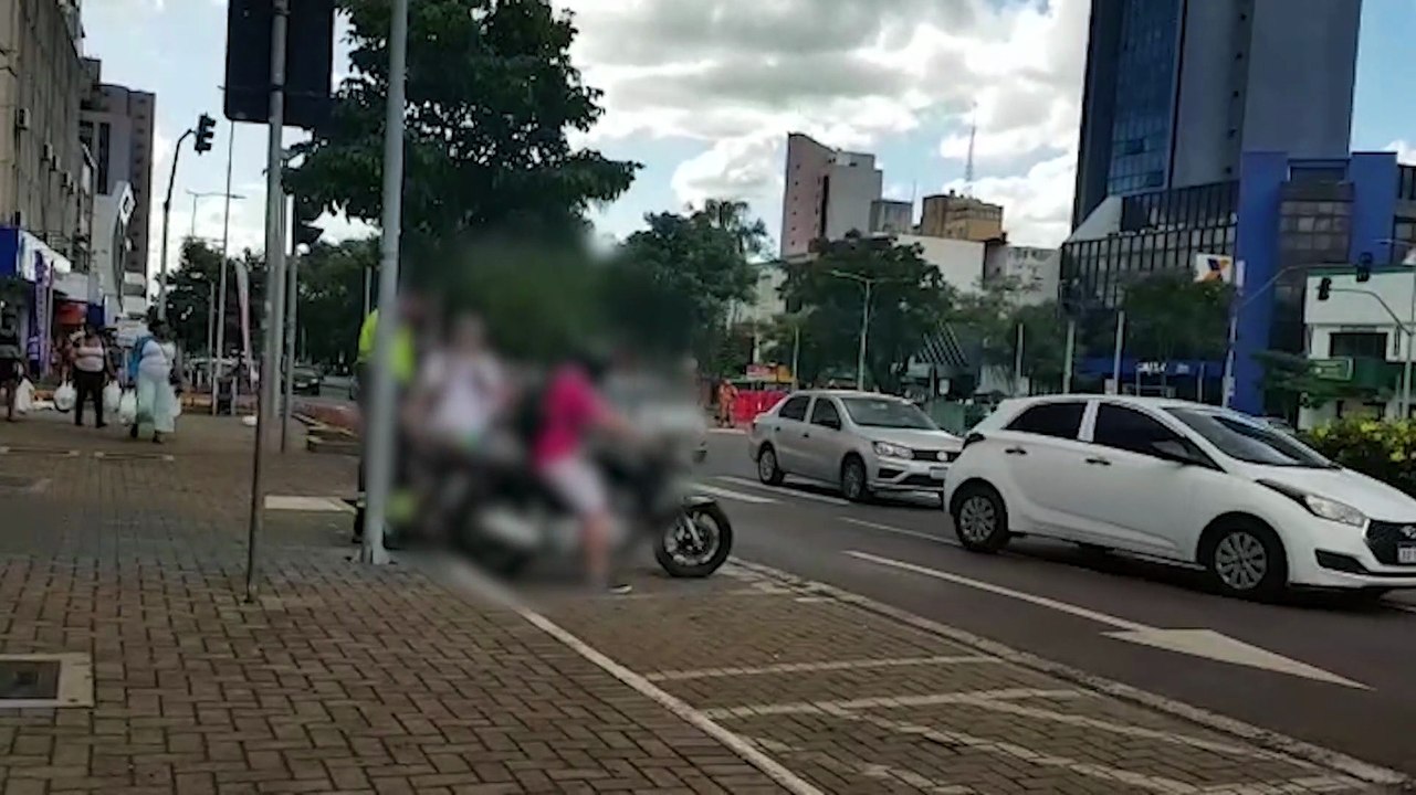 Motos estacionadas em vaga para cadeirantes são guinchadas, porém donos pagam multa à vista