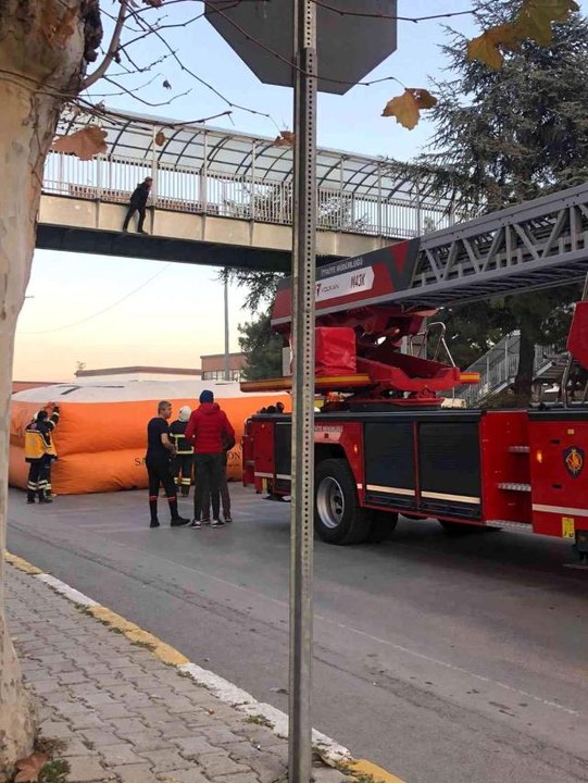 Üst geçitte intihar teşebbüsünü polis engelledi